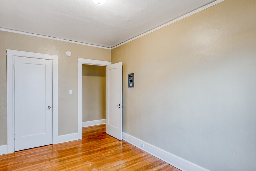 More Photos Of 4025 SE Hawthorne Blvd, Portland Apartments For Sale
