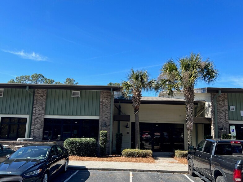 More Photos Of 547 Long Point Rd, Mount Pleasant Flex For Lease