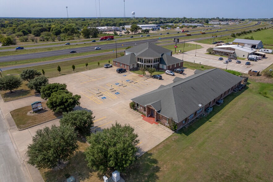 More Photos Of 1905 Dove Crossing Ln, Navasota Office For Lease