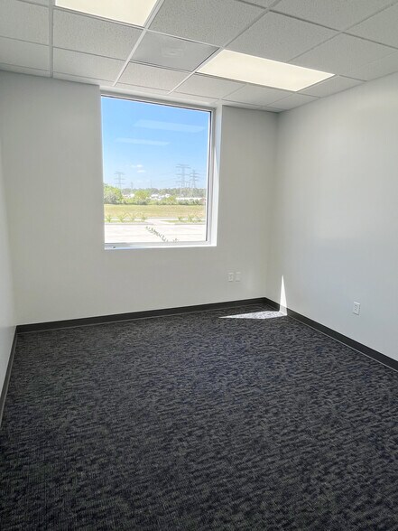 More Photos Of 1401 N Sam Houston Pky W, Houston Warehouse For Lease