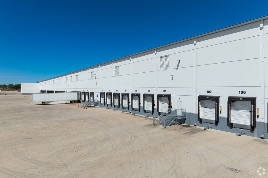 More Photos Of 2119 N I-35 E, DeSoto Distribution For Lease