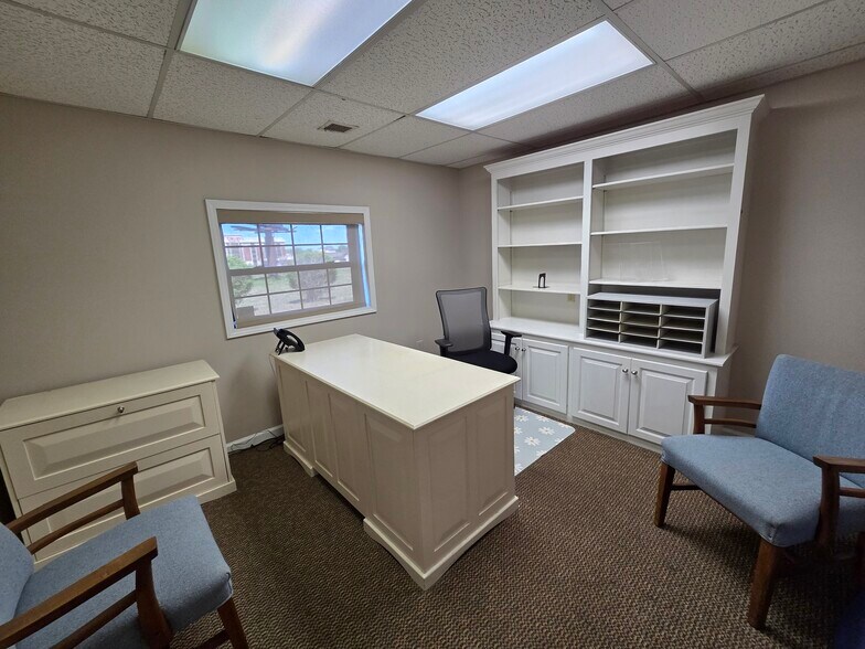 More Photos Of 352 Three Springs Rd, Bowling Green Office For Sale