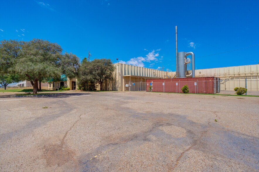 More Photos Of 901 E 66th St, Lubbock Manufacturing For Sale