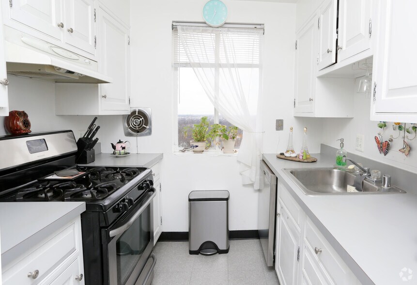 More Photos Of 2712 Wisconsin Ave NW, Washington Apartments For Sale