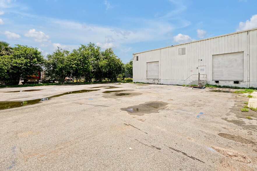More Photos Of 11435 Rocket Blvd, Orlando Warehouse For Lease