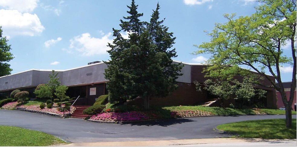 More Photos Of 10640-10650 Gateway Blvd, Creve Coeur Light Distribution For Lease