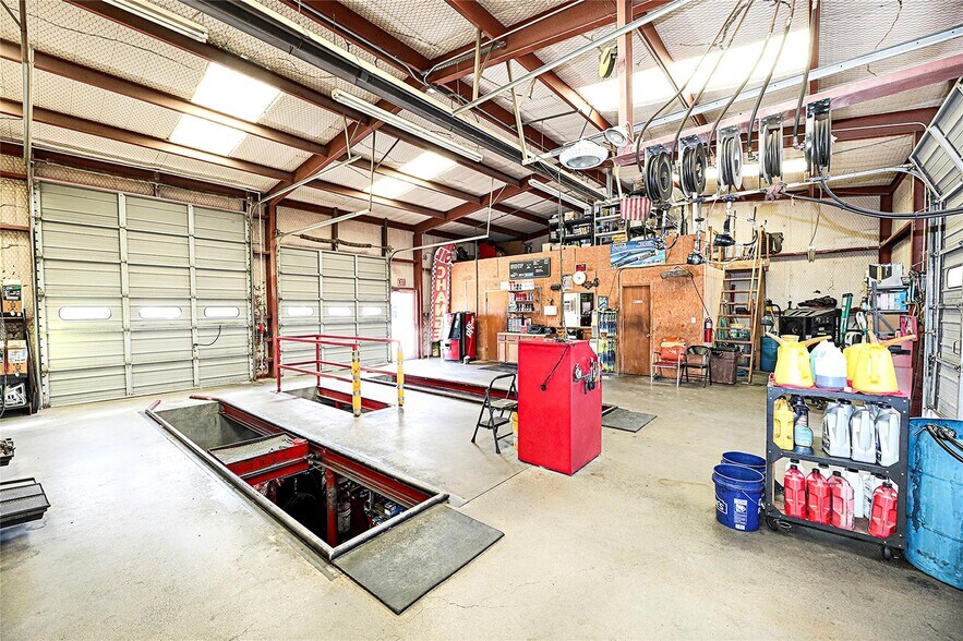 More Photos Of 108 E Wise St, Bowie Specialty For Sale