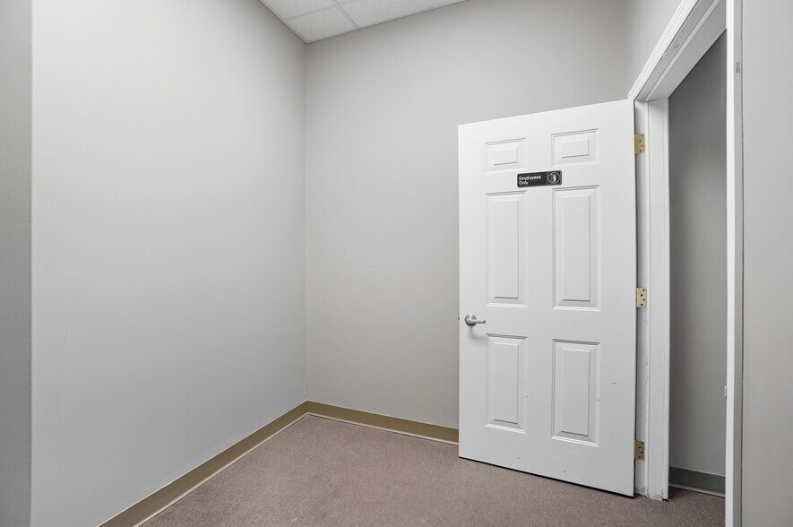 More Photos Of 1104-1124 Kemper Meadow Dr, Forest Park Storefront For Lease