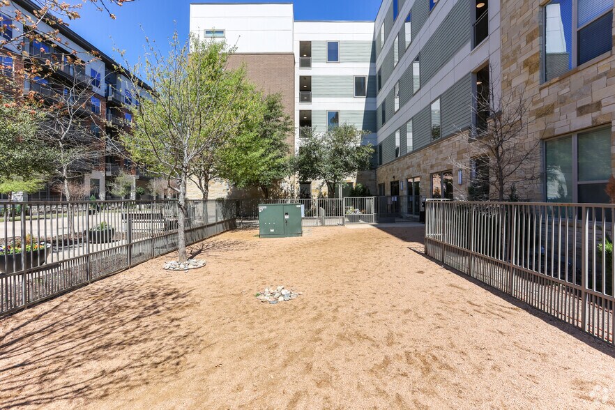 More Photos Of 4646 Amesbury Dr, Dallas Apartments For Lease