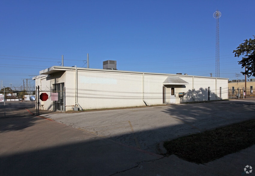 Primary Photo Of 11049 Shady Trl, Dallas Light Distribution For Lease