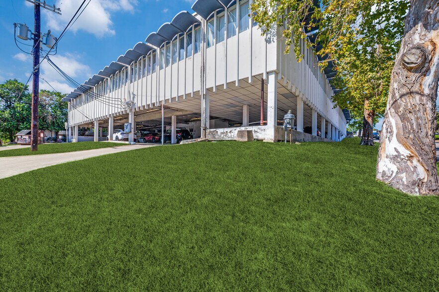 More Photos Of 4118 McCullough Ave, San Antonio Medical For Lease