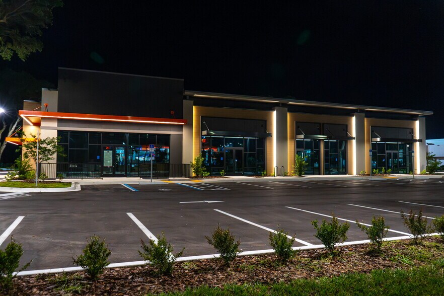 More Photos Of 8730 Baymeadows Rd, Jacksonville Storefront For Lease