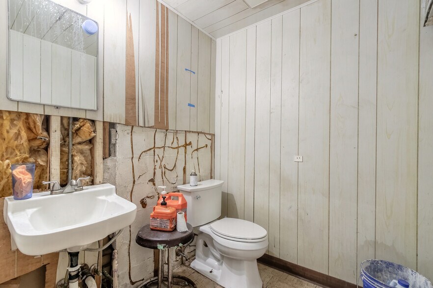 More Photos Of 719 N Ridgewood Ave, Daytona Beach General Retail For Sale