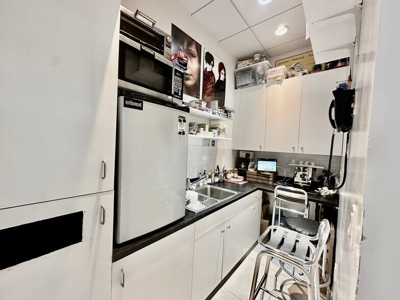 More Photos Of 181 Greenwich Ave, Greenwich General Retail For Sale