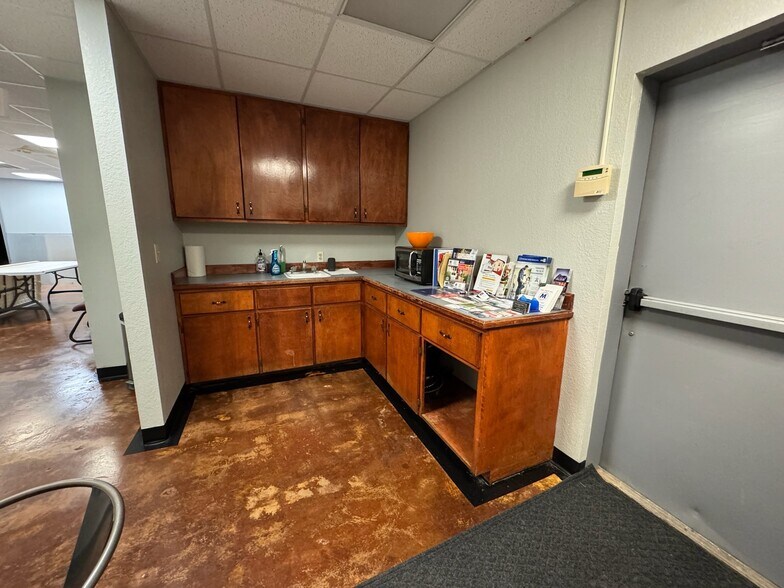 More Photos Of 2303 S Danville Dr, Abilene Office For Lease