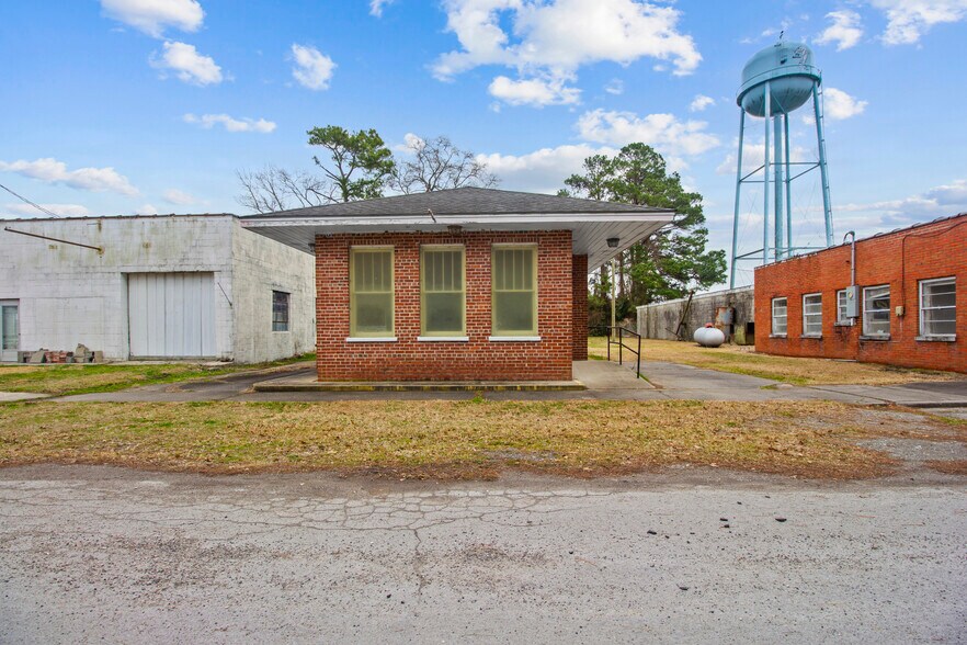 More Photos Of 470 N 4th St, Aurora Freestanding For Sale