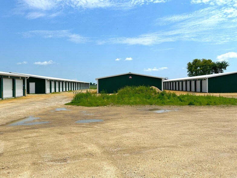 More Photos Of 1947 N Lyford Rd, Rockford Self Storage For Lease