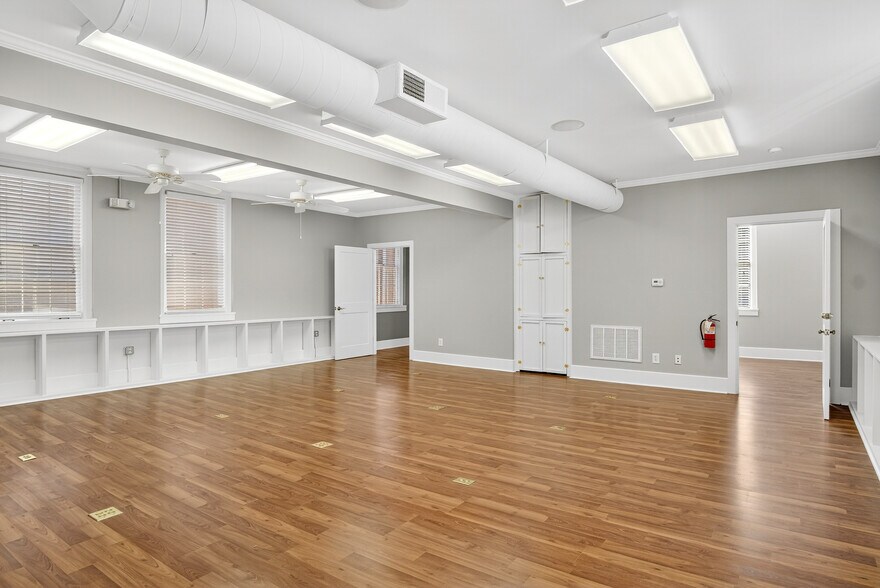More Photos Of 115 E Market St, Warrenton Office For Lease