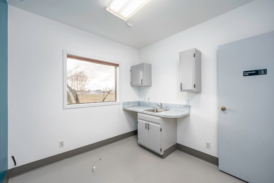 More Photos Of 1336 E Hunter Pl, Moses Lake Office For Sale