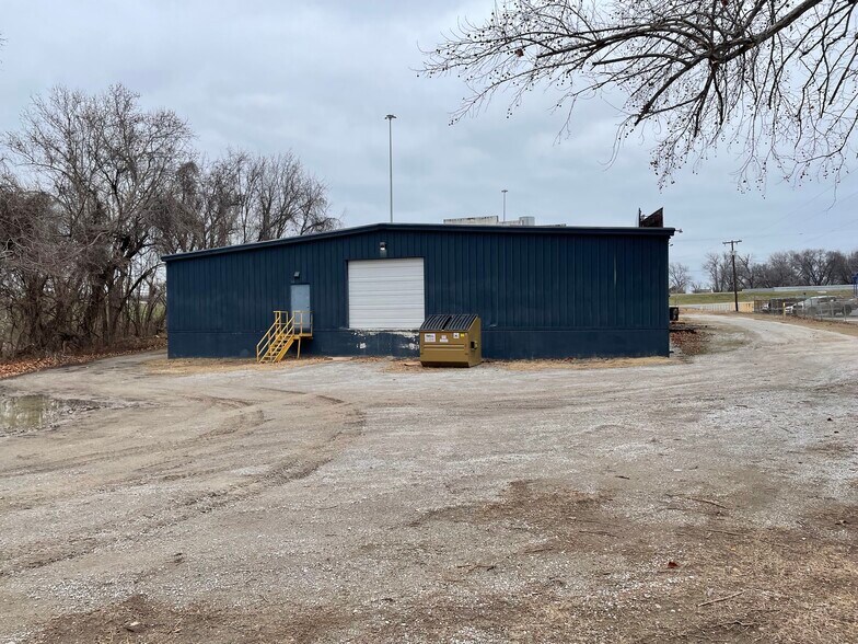 More Photos Of 920 W Skelly Dr, Tulsa Manufacturing For Lease