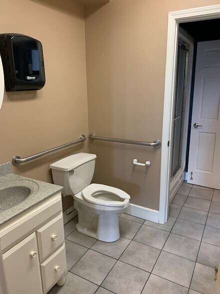 More Photos Of 103 E State St, Mason City Office For Lease