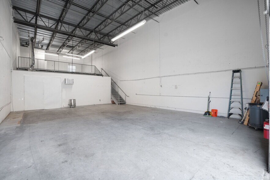 More Photos Of 787 Commerce Dr, Venice Warehouse For Lease