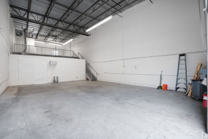 More Photos Of 787 Commerce Dr, Venice Warehouse For Lease