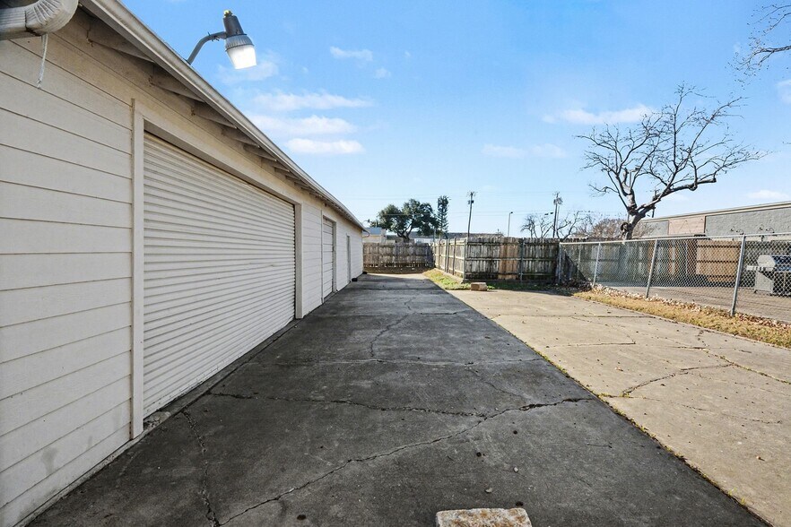 More Photos Of 1004 18th Pl, Plano Office For Lease