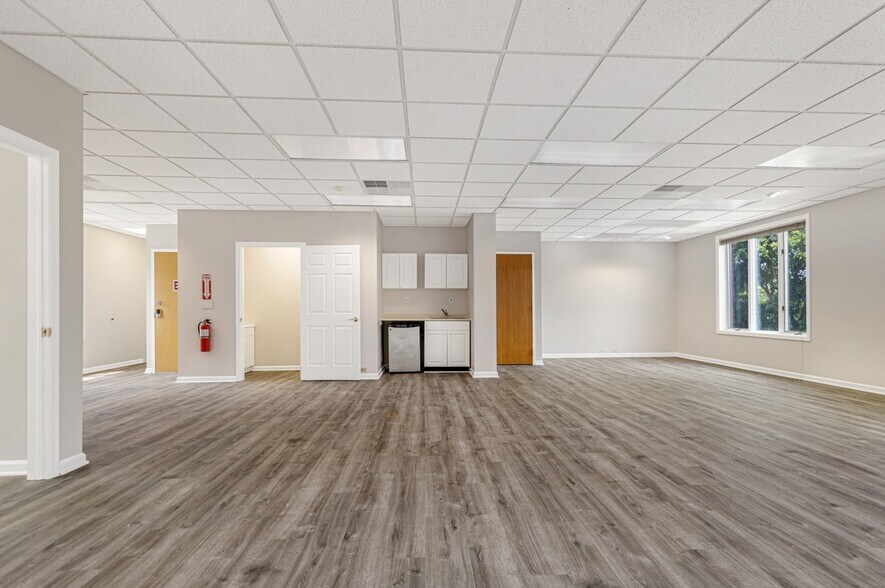 More Photos Of 812-824 Courtyard Dr, Hillsborough Medical For Lease