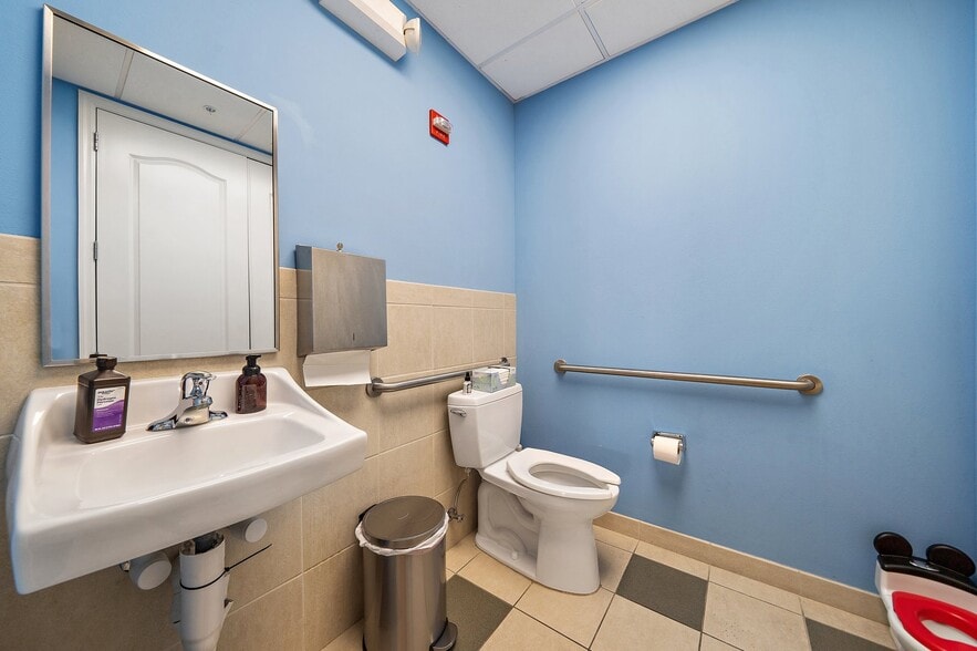 More Photos Of 5652-5654 Marquesas Cir, Sarasota Office For Lease