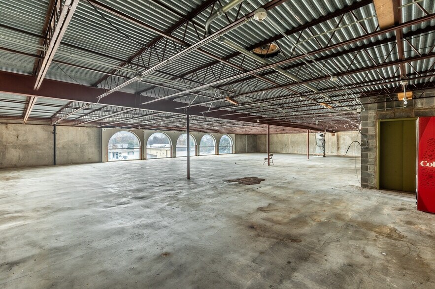 More Photos Of 1210 Lake Air Dr, Waco Freestanding For Sale