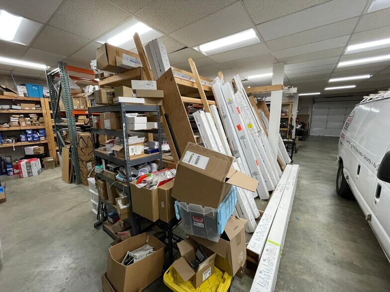 More Photos Of 13222-13228 SE 30th St, Bellevue Showroom For Lease