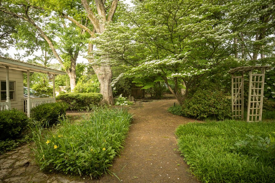 More Photos Of 7707 Poplar Pike, Germantown Office For Lease