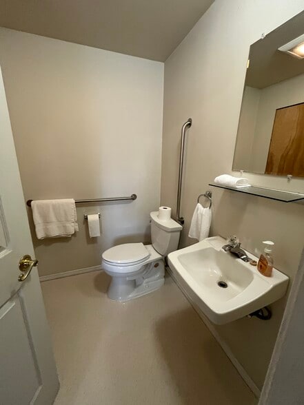 More Photos Of 1004 S Nordic Dr, Petersburg Hotel For Sale