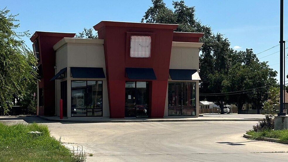 Primary Photo Of 801 E Main St, Uvalde Fast Food For Lease