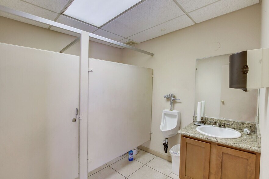 More Photos Of 4496 N Black Canyon Fwy, Phoenix Office Residential For Sale