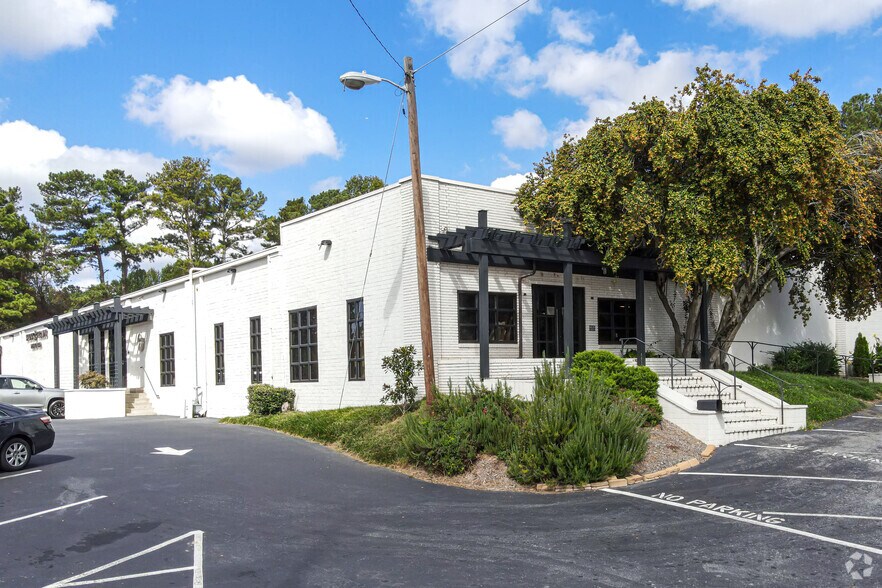 More Photos Of 1357 Collier Rd NW, Atlanta Showroom For Lease