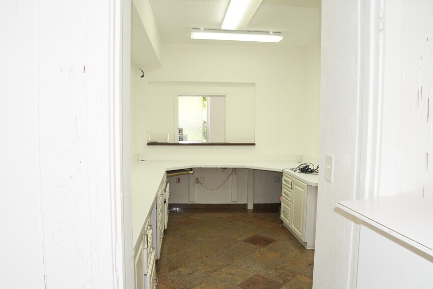 More Photos Of 1920 SW 22nd St, Miami Medical For Lease