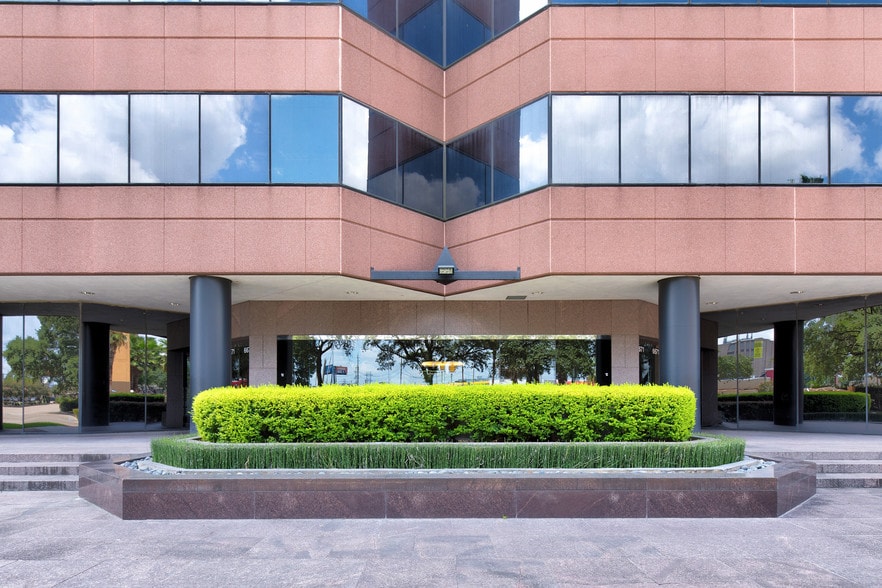 More Photos Of 6671 Southwest Fwy, Houston Office For Lease