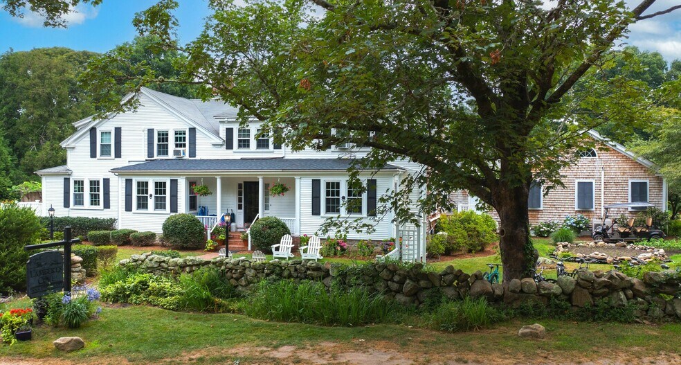 More Photos Of 90 Manaquayak Rd, West Tisbury Hotel For Sale