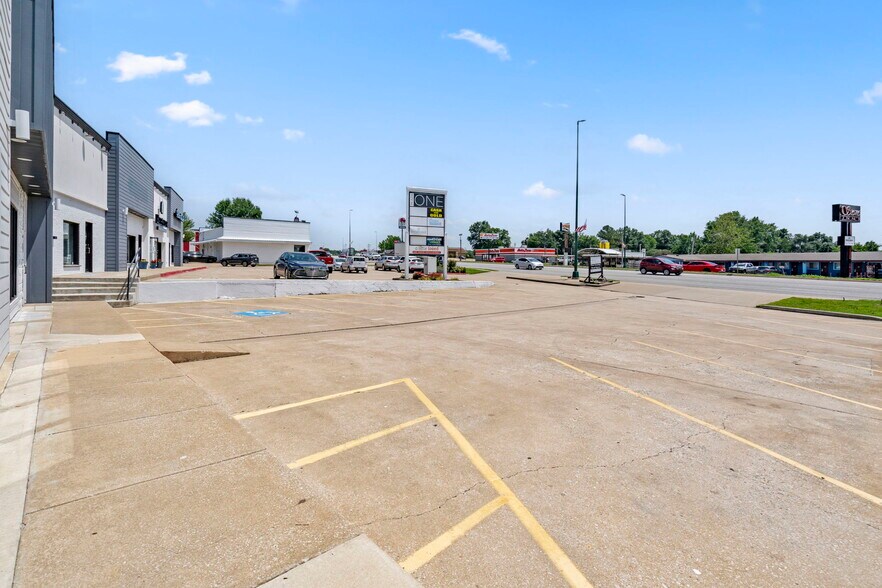 More Photos Of 1223 US-412, Siloam Springs Storefront For Lease