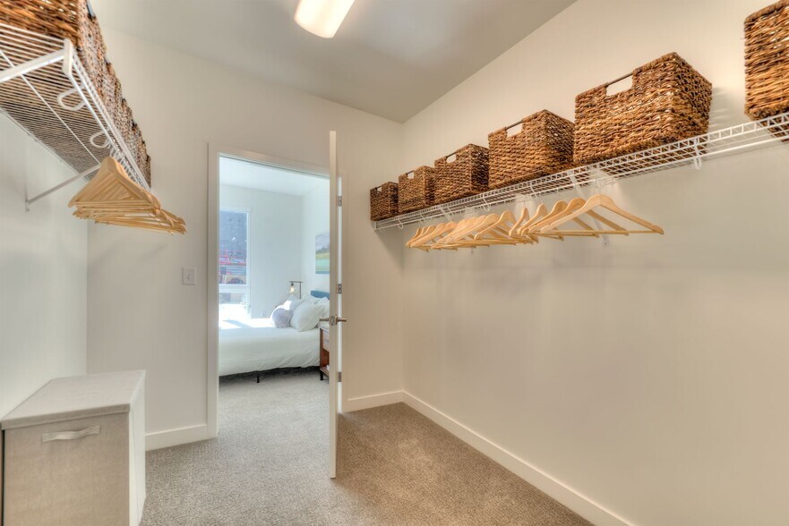 More Photos Of 1555 Ellinwood Ave, Des Plaines Apartments For Lease