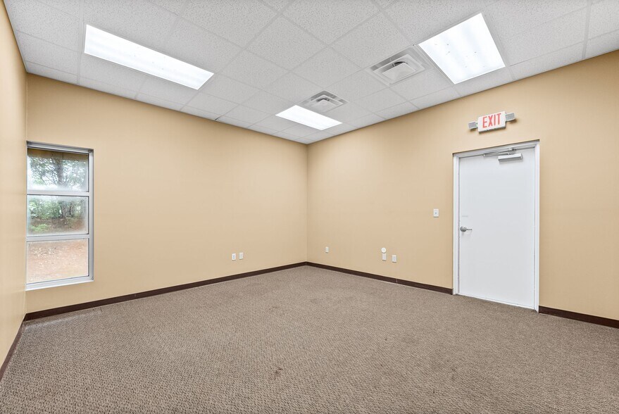More Photos Of 2231 Stokes Rd, Clarksville Storefront Retail Office For Lease