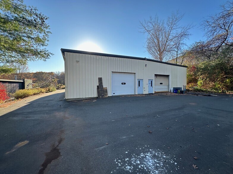 More Photos Of 21 Overlook Dr, Hamden Distribution For Lease