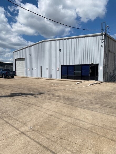 More Photos Of 13310 Fondren Rd, Houston Warehouse For Lease