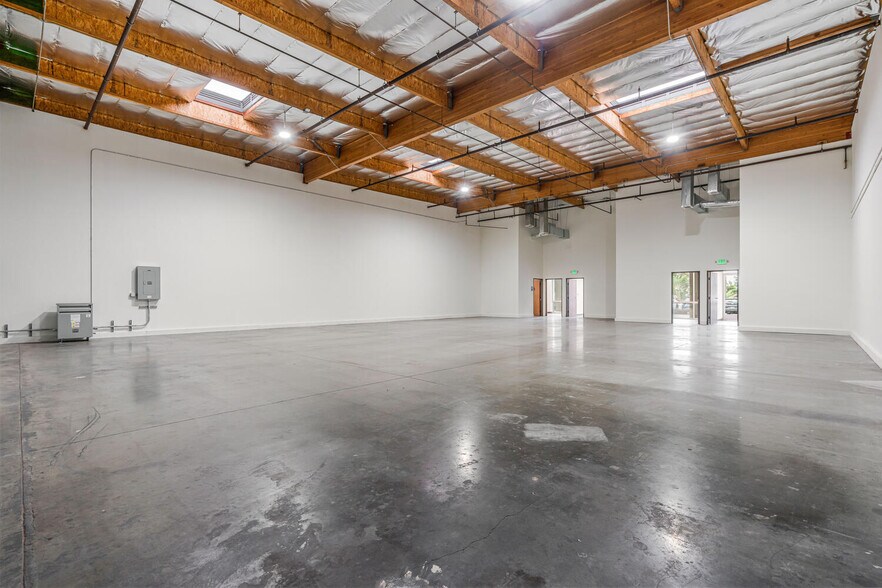 More Photos Of 12711 Ramona Blvd, Baldwin Park Warehouse For Lease
