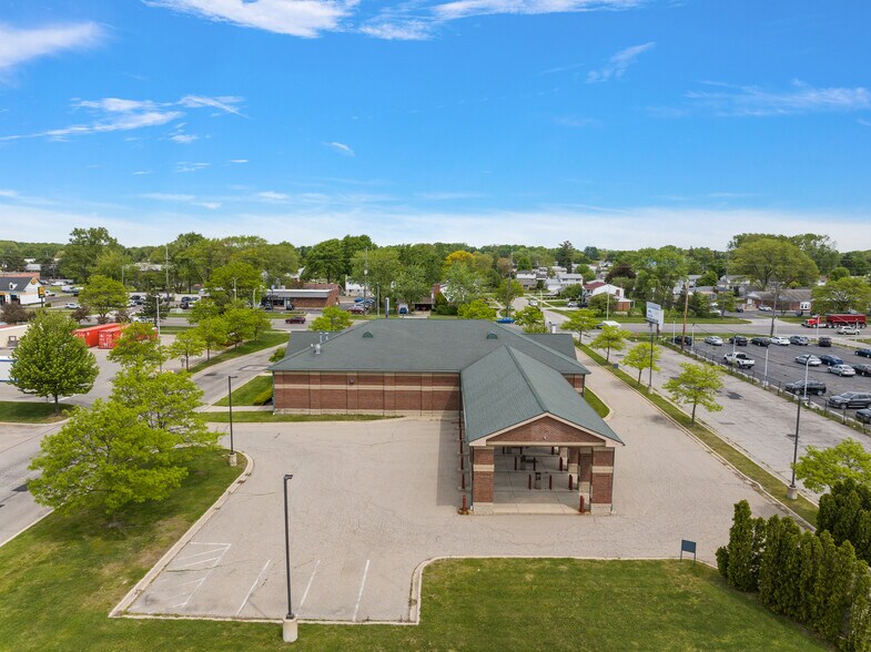 More Photos Of 28200-28250 Dequindre Rd, Warren Supermarket For Sale