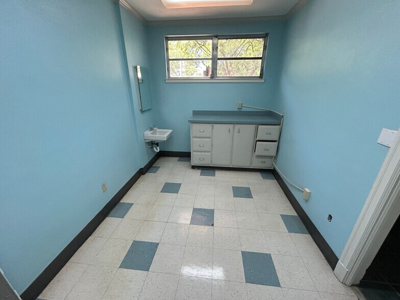 More Photos Of 1304 Government St, Mobile Veterinarian Kennel For Sale