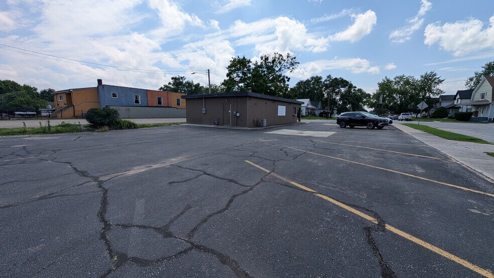 More Photos Of 922 Division St, Mishawaka Storefront Retail Office For Lease
