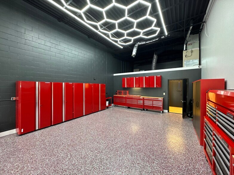 More Photos Of 43000 W 9 Mile Rd, Novi Warehouse For Lease